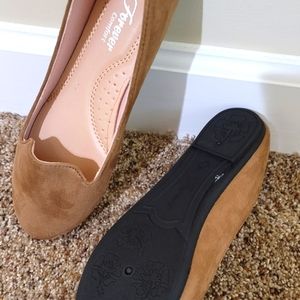 Forever Comfort Size 7 Tan Flats
